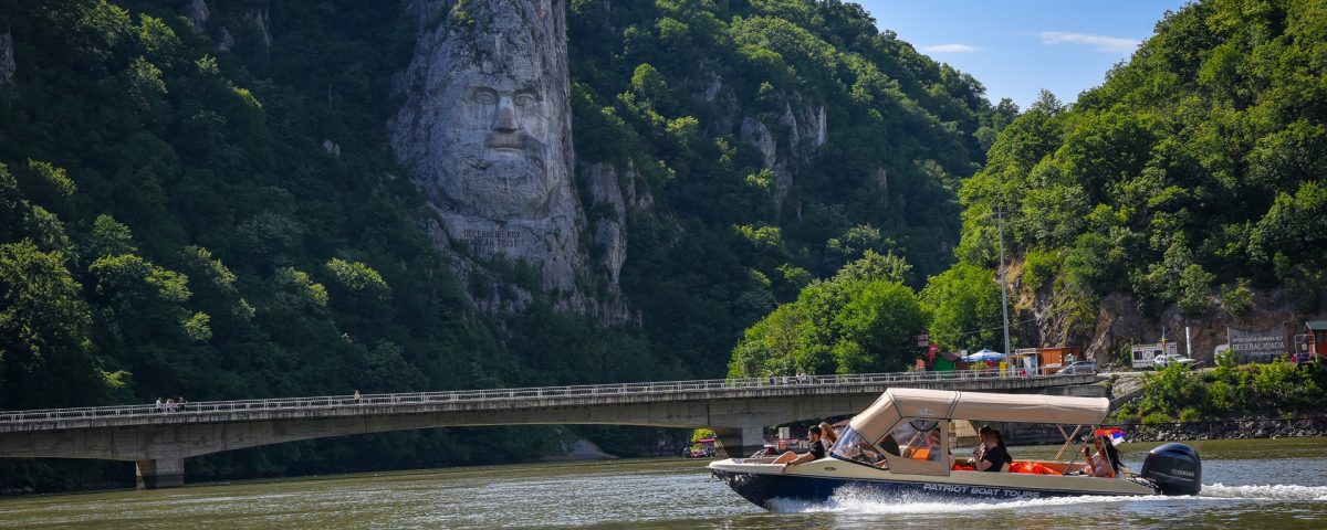 Vožnja čamcem Dunavom pored Decebal rex skulpture u Đerdapskoj klisuri