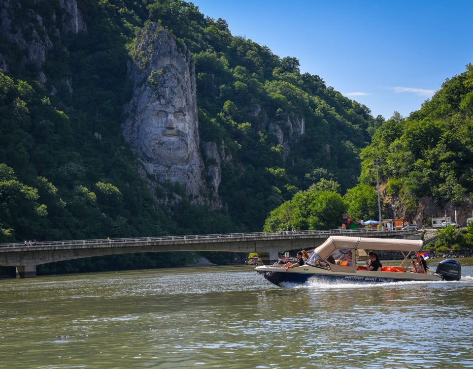 Vožnja čamcem Dunavom pored Decebal rex skulpture u Đerdapskoj klisuri