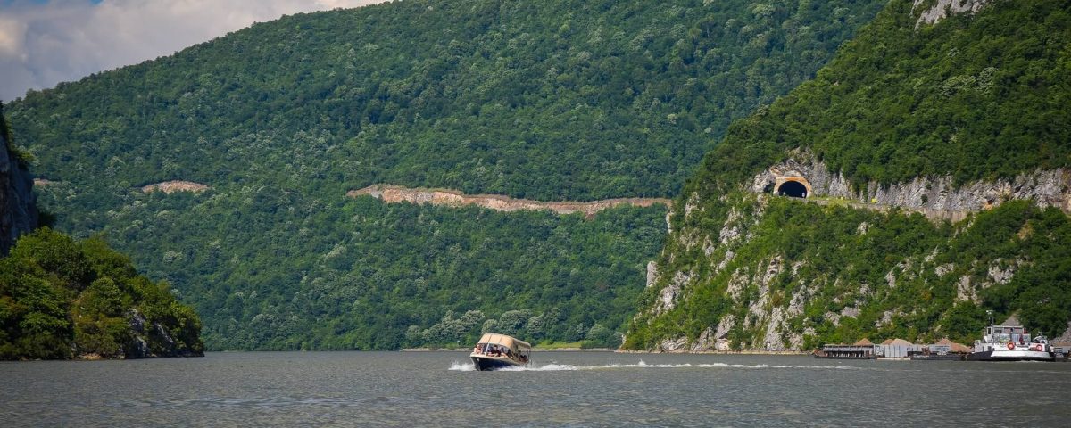 Vožnja čamcem Dunav pored manastira Mrakonija Đerdap klisura