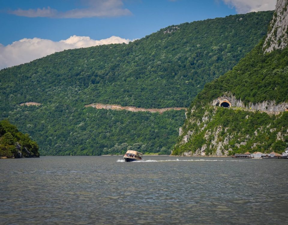 Vožnja čamcem Dunav pored manastira Mrakonija Đerdap klisura